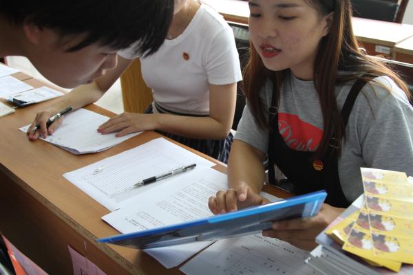 新闻学院创新工作方式喜迎133名新生