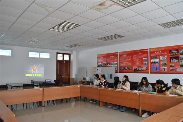 新闻学院分党校组织学员学习《中国共产党章程》