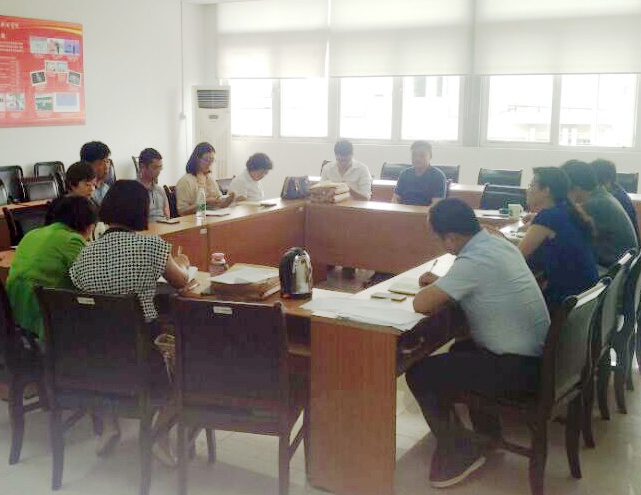 新闻学院教工党支部举行“两学一做”教育常态化专题党课